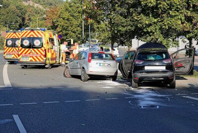 Kreuzungsunfall: Vier Verletzte bei Kollision zweier Fahrzeuge - Dabei haben sich vier Personen verletzt. Foto: Roland Halkasch