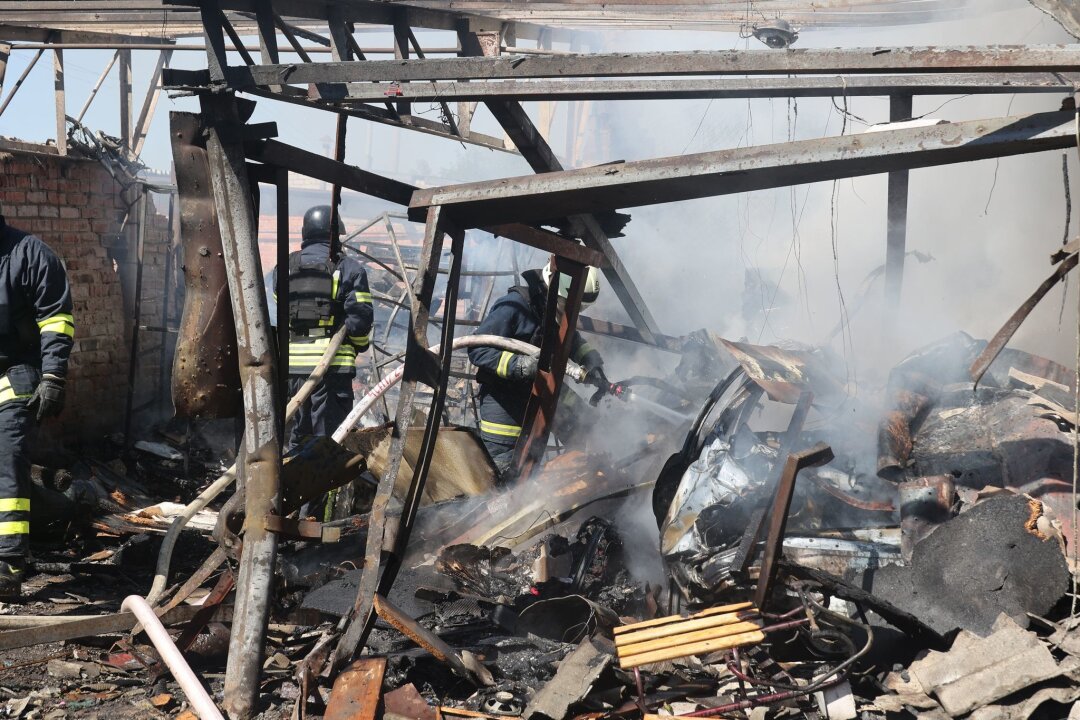 Krieg gegen die Ukraine: So ist die Lage - Zerstörungen in Charkiw nach einem russischen Bombenangriff.