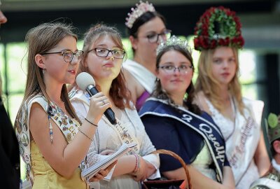 Krönung neuer Rosenprinzessin in Lichtenstein - Verabschiedung der amtierenden Prinzessin Alexandria durch BM Jochen Fankhänel.Geschenk von der Stadt ein gezeichnetes Poträt als Prinzessin.Danach gab es noch einen letzten Tanz mit dem Laubenkönig Tobias aus Udersleben. Foto: Andreas Kretschel