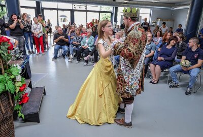 Krönung neuer Rosenprinzessin in Lichtenstein - Geschenk von der Stadt ein gezeichnetes Poträt als Prinzessin.Danach gab es noch einen letzten Tanz mit dem Laubenkönig Tobias aus Udersleben. Foto: Andreas Kretschel