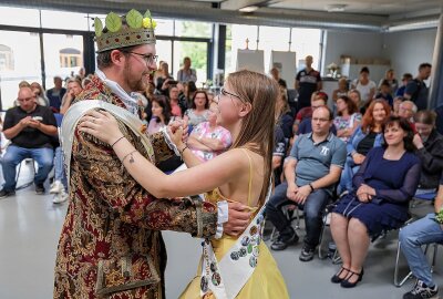 Krönung neuer Rosenprinzessin in Lichtenstein - Krönung neue Rosenprinzessin von Lichtenstein am Samstag im Kulturpalais Lichtenstein durch BM Jochen Fankhänel Foto: Andreas Kretschel