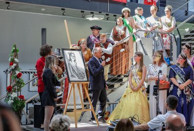 Krönung neuer Rosenprinzessin in Lichtenstein - Verabschiedung der amtierenden Prinzessin Alexandria durch BM Jochen Fankhänel.Geschenk von der Stadt ein gezeichnetes Poträt als Prinzessin. Foto: Andreas Kretschel