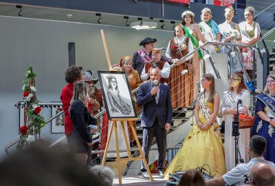 Krönung neuer Rosenprinzessin in Lichtenstein - Verabschiedung der amtierenden Prinzessin Alexandria durch BM Jochen Fankhäne Foto: Andreas Kretschel