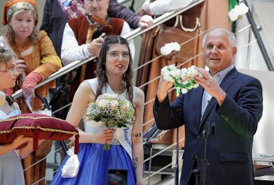 Krönung neuer Rosenprinzessin in Lichtenstein -  Maja die erste singt für die Gäste nach der Krönung ein Lied. Auf der Bühne mit ihrere Hofdame.  Foto: Andreas Kretschel