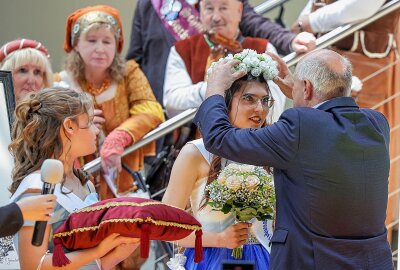 Krönung neuer Rosenprinzessin in Lichtenstein -  Maja die erste singt für die Gäste nach der Krönung ein Lied. Auf der Bühne mit ihrer Hofdame.  Foto: Andreas Kretschel