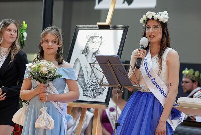 Krönung neuer Rosenprinzessin in Lichtenstein - Maja die erste singt für die Gäste nach der Krönung ein Lied. Auf der Bühne mit ihrere Hofdame. Foto: Andreas Kretschel