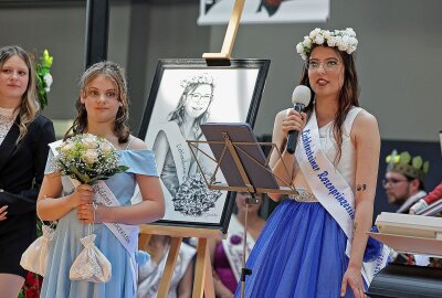 Krönung neuer Rosenprinzessin in Lichtenstein - Krönung neue Rosenprinzessin von Lichtenstein am Samstag im Kulturpalais Lichtenstein durch BM Jochen Fankhänel Foto: Andreas Kretschel