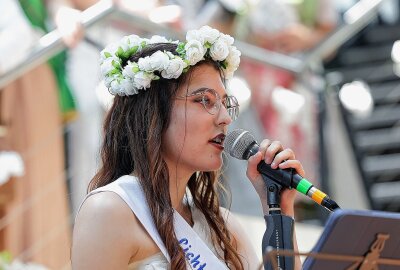 Krönung neuer Rosenprinzessin in Lichtenstein - Krönung neue Rosenprinzessin von Lichtenstein am Samstag im Kulturpalais Lichtenstein durch BM Jochen Fankhänel. Foto: Andreas Kretschel