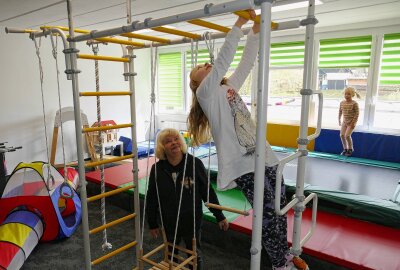 Krumhermersdorfer Verein verwandelt Chemiezimmer in Indoorspielplatz - Zum Indoorspielplatz gehören unter anderem zwei kleiner Kletteranlagen. Foto: Andreas Bauer