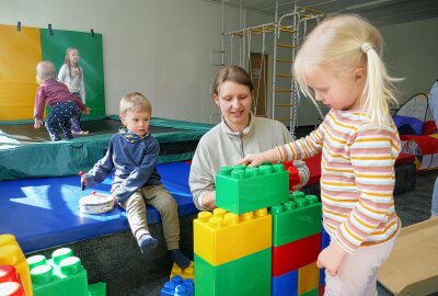 Krumhermersdorfer Verein verwandelt Chemiezimmer in Indoorspielplatz - Diesen großen Legobausteinen können Kinder einfach nicht widerstehen. Foto: Andreas Bauer