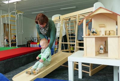 Krumhermersdorfer Verein verwandelt Chemiezimmer in Indoorspielplatz - Eine Rutsche darf in diesem kleinen Spieleparadies nicht fehlen. Foto: Andreas Bauer