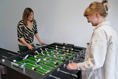 Krumhermersdorfer Verein verwandelt Chemiezimmer in Indoorspielplatz - Junge Eltern können sich derweil am Tischkicker vergnügen. Foto: Andreas Bauer