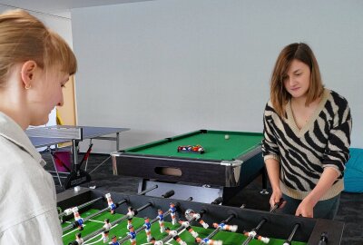 Krumhermersdorfer Verein verwandelt Chemiezimmer in Indoorspielplatz - Auch eine Tischtennisplatte und ein Billardtisch stehen zur Nutzung bereit. Foto: Andreas Bauer