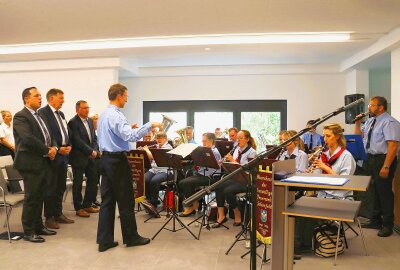 Künftige Nutzer vom Deutschen Roten Kreuz freuen sich auf neues Domizil - Umrahmung durch das Blasorchester der Freiwilligen Feuerwehr Schönfeld. Foto: Ilka Ruck