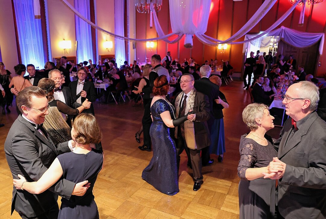 Kulinarik, Musik und Kultur vereint: Rauschende Ballnacht im Erzgebirge geplant - Einblick vom 12. Philharmonieball im Kulturhaus Aue. Am 25. Januar 2025 geht er in die nächste Runde. Foto: Carsten Wagner