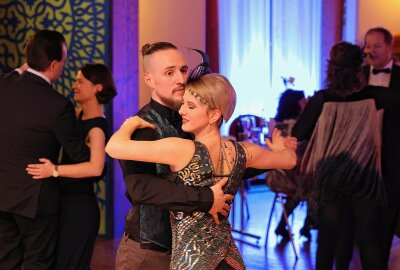 Kulinarik, Musik und Kultur vereint: Rauschende Ballnacht im Erzgebirge geplant - Franzy und Dominik Kwetkat aus Annaberg-Buchholz beim 12. Philharmonieball im Auer Kulturhaus. Foto: Carsten Wagner