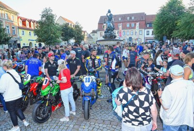 Kult-Rennen an diesem Wochenende in Frohburg - Zur Einstimmung versammeln sich die Protagonisten um den Centaurenbrunnen auf dem Frohburger Markt. Foto: Thorsten Horn