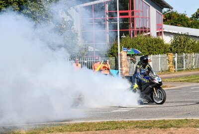 Kult-Rennen an diesem Wochenende in Frohburg - Die Freude übers Frohburger Dreieckrennen wird auf verschiedene Art und Weise zum Ausdruck gebracht. Foto: Thorsten Horn