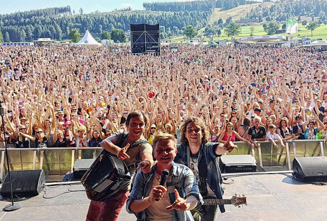 Kultband aus Bayern will das Erzgebirge rocken - Die "Dorfrocker" haben schon mehr als 2000 Auftritte hinter sich - einige davon vor riesigem Publikum. Foto: Dorfrocker