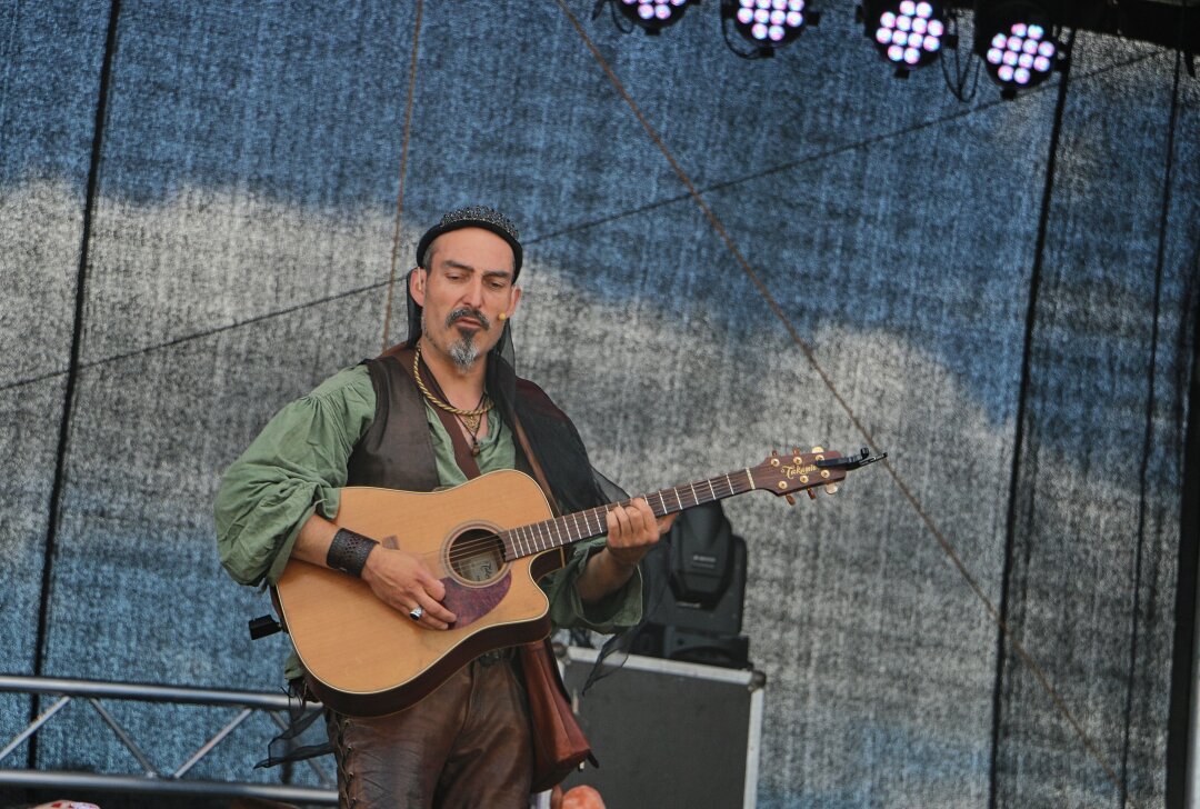 Kultsongs und ein Heiratsantrag: Open Air im Vogtland vereint Generationen - Eine Elfenstunde mit Doc Mac Dooleys aus Weimar. Foto: Simone Zeh