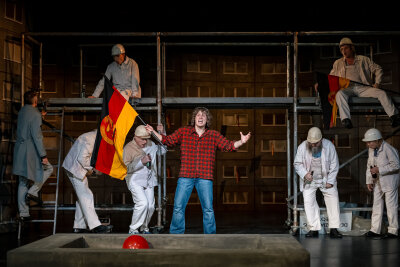 Kultur an kalten Tagen: Die Highlights im Schauspielhaus und Figurentheater - "Die Leiden des jungen W." werde im Spinnbau in der neuen Spielzeit gezeigt. Im Bild: Clemens Kersten (Edgar Wibeau) und das Ensemble.