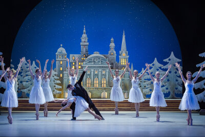 Kultur an kalten Tagen: Die Highlights in der Oper und Stadthalle - "Der Nussknacker" kehrt auf die Bühne des Opernhauses als Ballett zurück. Mitte: Soo-Mi Oh (Schneekönigin), Benjamin Kirkman (Pate Drosselmeier) und Damen des Ballettensembles.