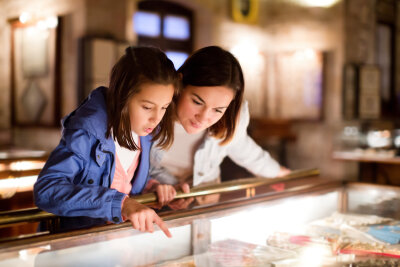 Kultur und Abenteuer in Oederan: Konzerte, Erlebnismuseen und Naturspaß für die ganze Familie - Im Erlebnismuseum "Die Weberei" kannst du Webtechniken aus zwei Jahrhunderten, die Geschichte der Stadt sowie wechselnde interessante Sonderausstellungen entdecken.