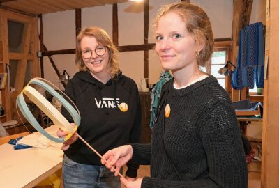 Kulturverein freut sich auf zahlreiche Besucher - Der Kulturverein "Trubel in der Poche" lädt heute zum Sommerfest ans Pochwerk ein - im Bild Judith Martin (li.) und Thekla Nowak vom Verein bei der Bastelaktion im letzten Jahr. Foto: Ralf Wendland