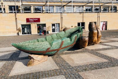 Kunst auf dem Theaterplatz: Chemnitzer Glasarche gestrandet - Ein fünf Meter langes Schiff aus Glas ist jetzt auf dem Theaterplatz gestrandet: die Glasarche. Foto: Steffi Hofmann