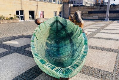 Kunst auf dem Theaterplatz: Chemnitzer Glasarche gestrandet - Das Projekt ist eine wandernde Kunstinstallation. Foto: Steffi Hofmann