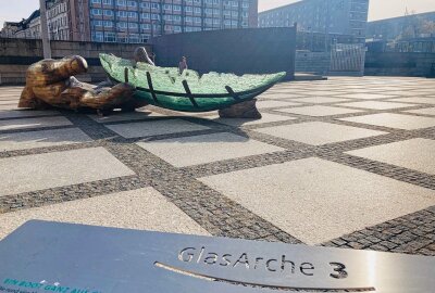 Kunst auf dem Theaterplatz: Chemnitzer Glasarche gestrandet - Arrangiert wird das gläserne Kunstobjekt in einer rund fünf Meter großen Holzhand. Foto: Steffi Hofmann