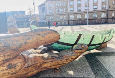 Kunst auf dem Theaterplatz: Chemnitzer Glasarche gestrandet - Arrangiert wird das gläserne Kunstobjekt in einer rund fünf Meter großen Holzhand. Foto: Steffi Hofmann