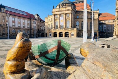 Kunst auf dem Theaterplatz: Chemnitzer Glasarche gestrandet - Das Projekt ist eine wandernde Kunstinstallation. Foto: Steffi Hofmann