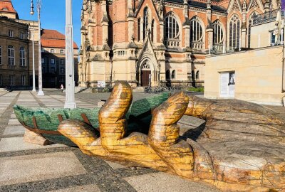 Kunst auf dem Theaterplatz: Chemnitzer Glasarche gestrandet - Ein fünf Meter langes Schiff aus Glas ist jetzt auf dem Theaterplatz gestrandet: die Glasarche. Foto: Steffi Hofmann