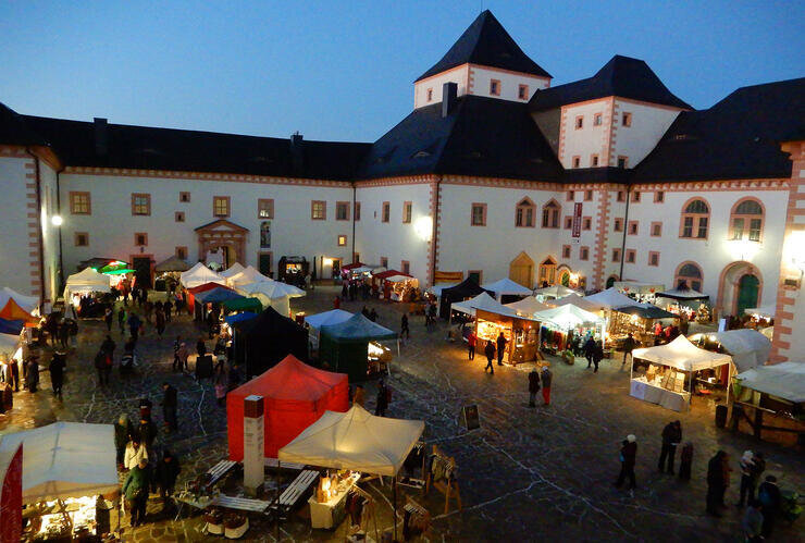 Kunsthandwerkermarkt: Am Wochenende bieten wieder zahlreiche Händler ihre Waren - Schloss Augustusburg wird zu einem großen Marktplatz.