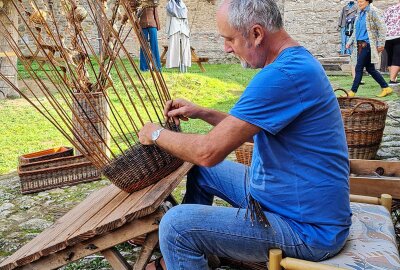 Kunsthandwerkermarkt im Wasserschloss Klaffenbach - Handwerkern über die Schulter schauen kann man am Wochenende im Wasserschloss Klaffenbach. Foto: Kulturhof Zickra