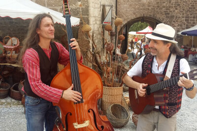 Kunsthandwerkermarkt im Wasserschloss Klaffenbach - Die charmante Atmosphäre des Wasserschlosses verleiht dem Markt eine besondere Note und macht ihn zu einem Ort, an dem die Kreativität und das Talent der Kunsthandwerker bewundert werden können.