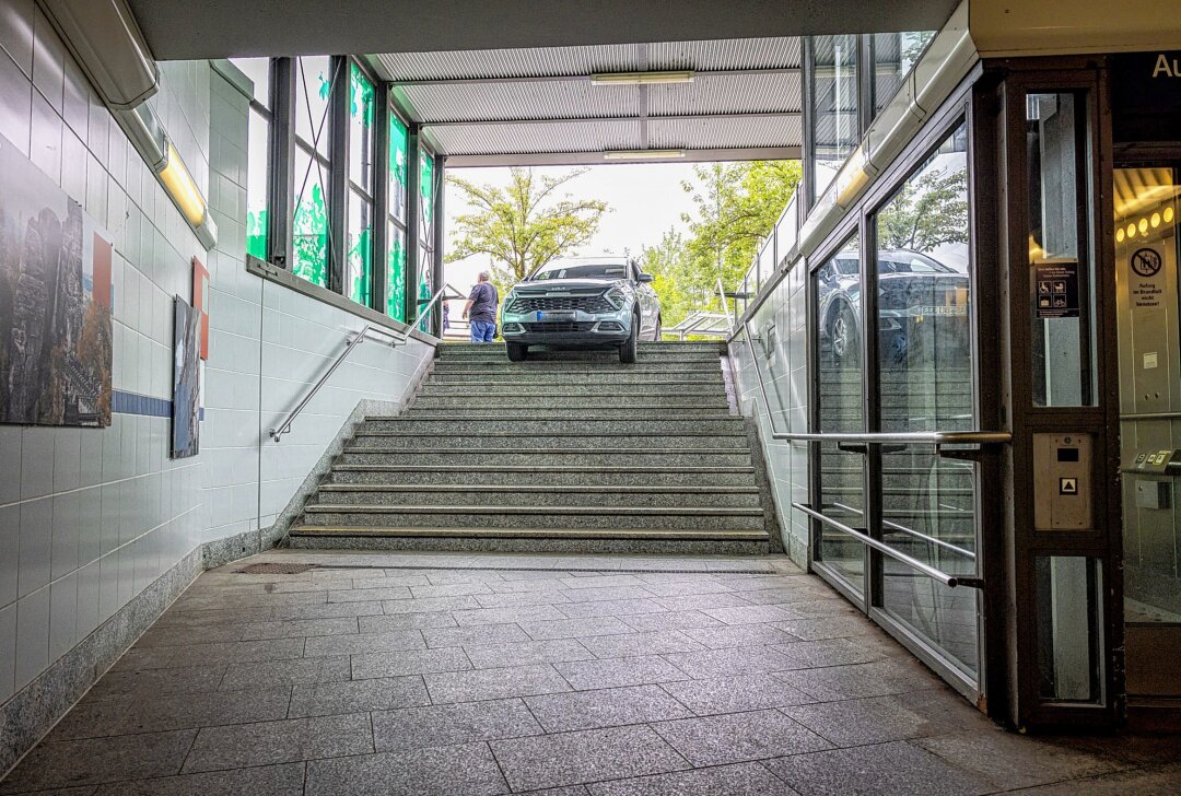 Kurioser Unfall am Bahnhof in Pirna: Parkplatzsuche endet auf Treppen einer Fußgängerunterführung - Ein Autofahrer verwechselt eine Unterführung mit einer Tiefgarageneinfahrt und landet auf der Treppe einer Bahnhofsunterführung. Foto: Marko Förster