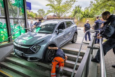 Kurioser Unfall am Bahnhof in Pirna: Parkplatzsuche endet auf Treppen einer Fußgängerunterführung - Ein Autofahrer verwechselt eine Unterführung mit einer Tiefgarageneinfahrt und landet auf der Treppe einer Bahnhofsunterführung. Foto: Marko Förster