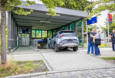 Kurioser Unfall am Bahnhof in Pirna: Parkplatzsuche endet auf Treppen einer Fußgängerunterführung - Ein Autofahrer verwechselt eine Unterführung mit einer Tiefgarageneinfahrt und landet auf der Treppe einer Bahnhofsunterführung. Foto: Marko Förster