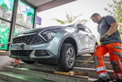 Kurioser Unfall am Bahnhof in Pirna: Parkplatzsuche endet auf Treppen einer Fußgängerunterführung - Ein Autofahrer verwechselt eine Unterführung mit einer Tiefgarageneinfahrt und landet auf der Treppe einer Bahnhofsunterführung. Foto: Marko Förster