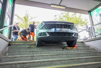 Kurioser Unfall am Bahnhof in Pirna: Parkplatzsuche endet auf Treppen einer Fußgängerunterführung - Ein Autofahrer verwechselt eine Unterführung mit einer Tiefgarageneinfahrt und landet auf der Treppe einer Bahnhofsunterführung. Foto: Marko Förster