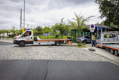 Kurioser Unfall am Bahnhof in Pirna: Parkplatzsuche endet auf Treppen einer Fußgängerunterführung - Ein Autofahrer verwechselt eine Unterführung mit einer Tiefgarageneinfahrt und landet auf der Treppe einer Bahnhofsunterführung. Foto: Marko Förster