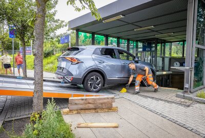 Kurioser Unfall am Bahnhof in Pirna: Parkplatzsuche endet auf Treppen einer Fußgängerunterführung - Ein Autofahrer verwechselt eine Unterführung mit einer Tiefgarageneinfahrt und landet auf der Treppe einer Bahnhofsunterführung. Foto: Marko Förster