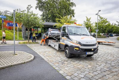 Kurioser Unfall am Bahnhof in Pirna: Parkplatzsuche endet auf Treppen einer Fußgängerunterführung - Ein Autofahrer verwechselt eine Unterführung mit einer Tiefgarageneinfahrt und landet auf der Treppe einer Bahnhofsunterführung. Foto: Marko Förster