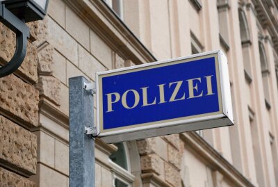 Ladendieb klaut teures Parfüm und kommt später wieder: Polizei schnappt zu - Symbolbild. Foto: Harry Härtel/ Härtelpress