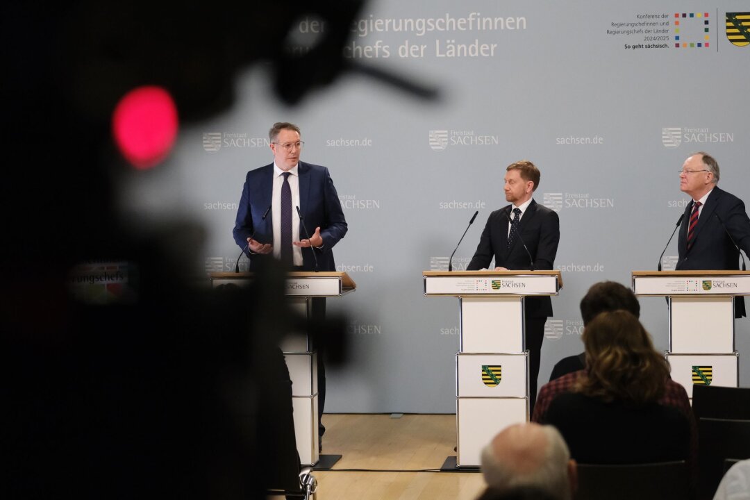 Länderchefs beschließen Rundfunkreform - Finanzen später - Rheinland-Pfalz-Regierungschef Schweitzer stellt mit anderen Ministerpräsidenten die Reformpläne vor. 