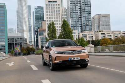 Länger, moderner und erschwinglich: Der neue Opel Grandland - Raus aus der Stadt: Der Opel Grandland zeigt seine Qualitäten auch auf der Langstrecke.