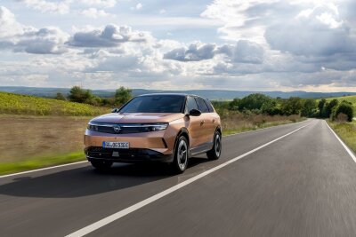 Länger, moderner und erschwinglich: Der neue Opel Grandland - Lange Tour: Mit dem größten Akku soll der Grandland Electric im späteren Topmodell bis zu 700 Normkilometer schaffen.