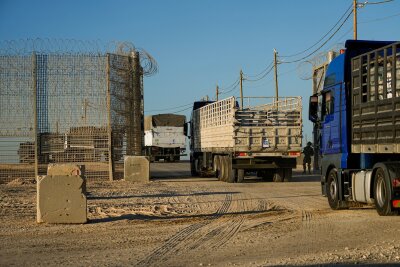 Lage in Gaza: Israel droht Einschränkung von US-Militärhilfe - Lastwagen mit Hilfsgütern überqueren Grenzübergang in den Gazastreifen (Archivbild)